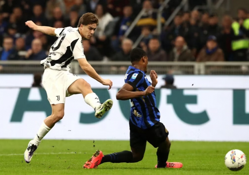 Inter's Dual-Faced Wingback Denzel Dumfries: Offensive Strengths Paired with Defensive Weaknesses-0
